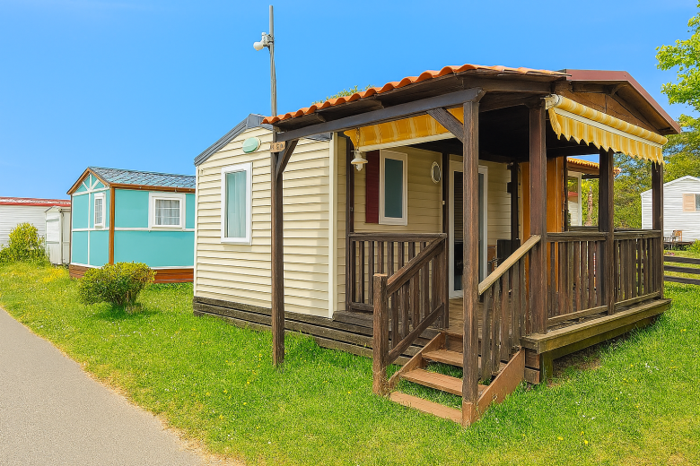 Vista exterior del Bungalow Triple en Camping Mola Surf Loredo, rodeado de naturaleza