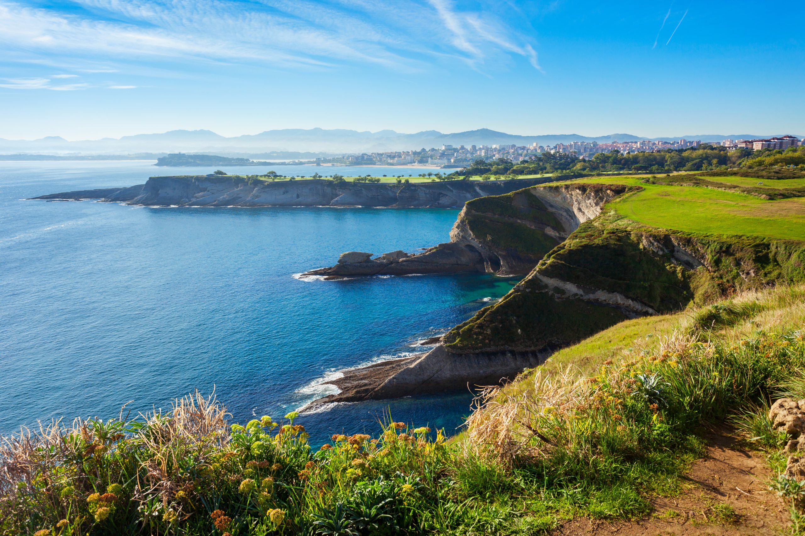 Paisaje de montañas verdes de Cantabria cerca del Camping MOLA! Surf Loredo