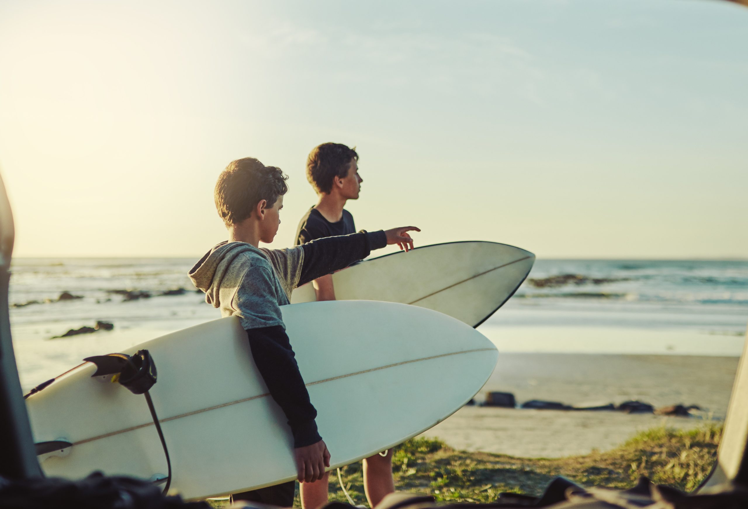 Monitor dando clases de surf en la playa frente a Camping MOLA!