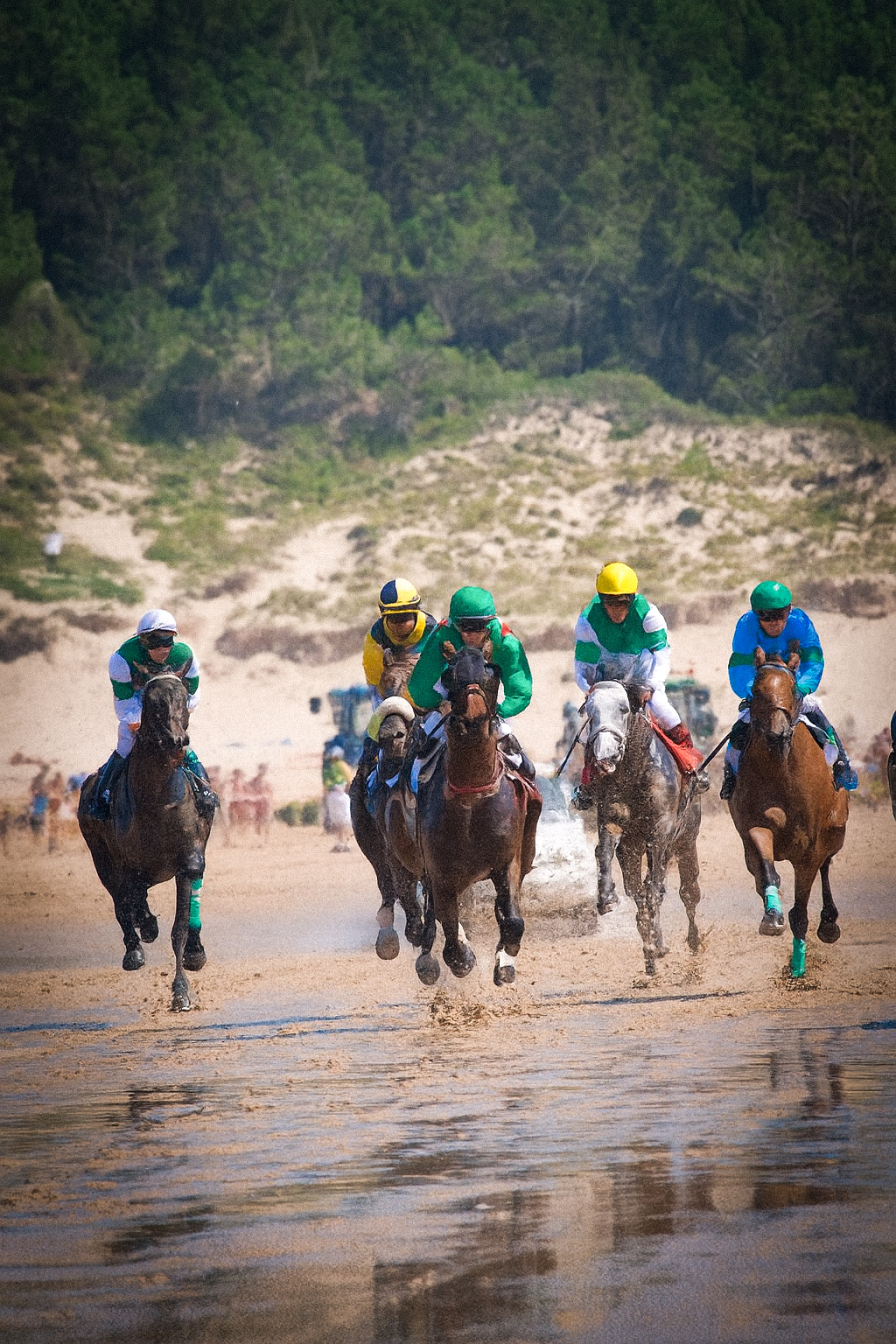 Carrera de caballos en la playa durante el Derbi de Loredo, Cantabria