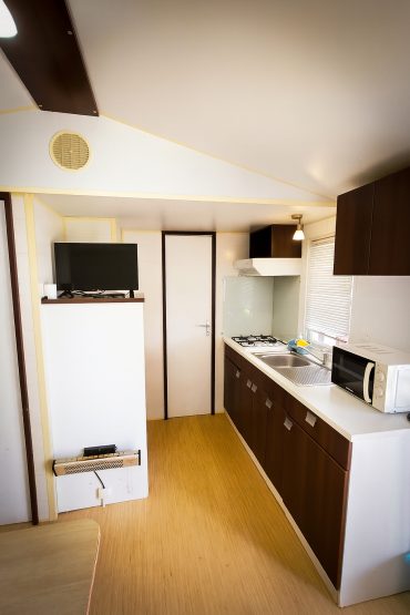 Cocina equipada de gas en bungalow de Camping MOLA! Surf Loredo