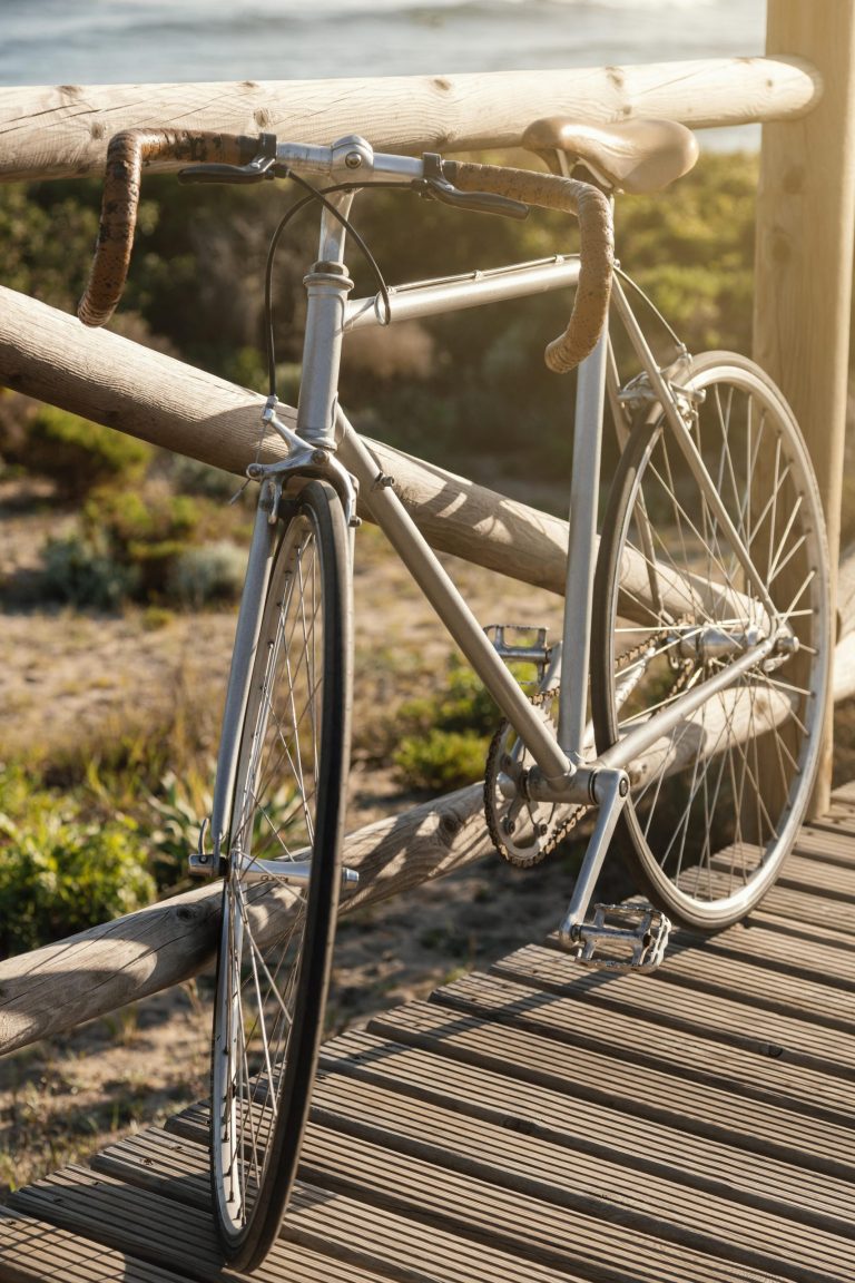 Persona en bicicleta recorriendo un camino rural con vistas al mar en Cantabria, cerca del Camping Derby by Mola!