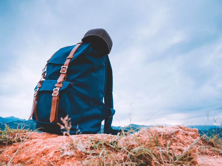 Mochila preparada para una ruta de senderismo en un entorno natural