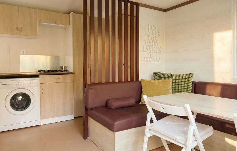 Zona interior de bungalow en Cantabria