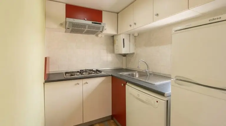 Cocina interior de bungalow en Cantabria