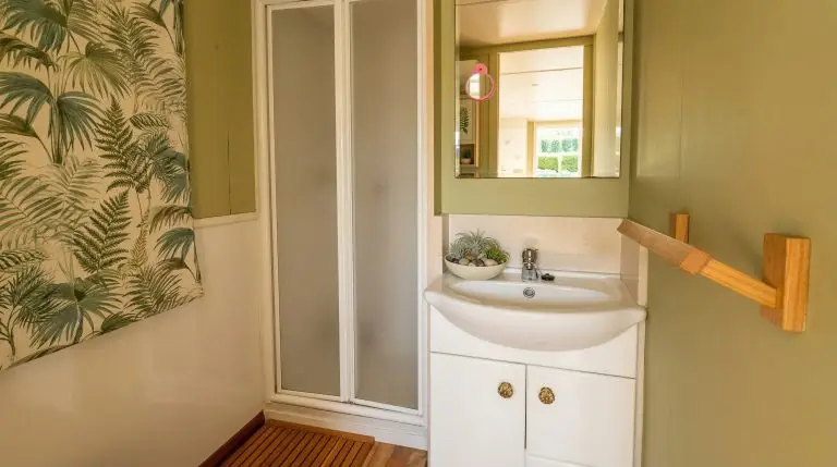 Baño privado del bungalow 2 habitaciones en Cantabria