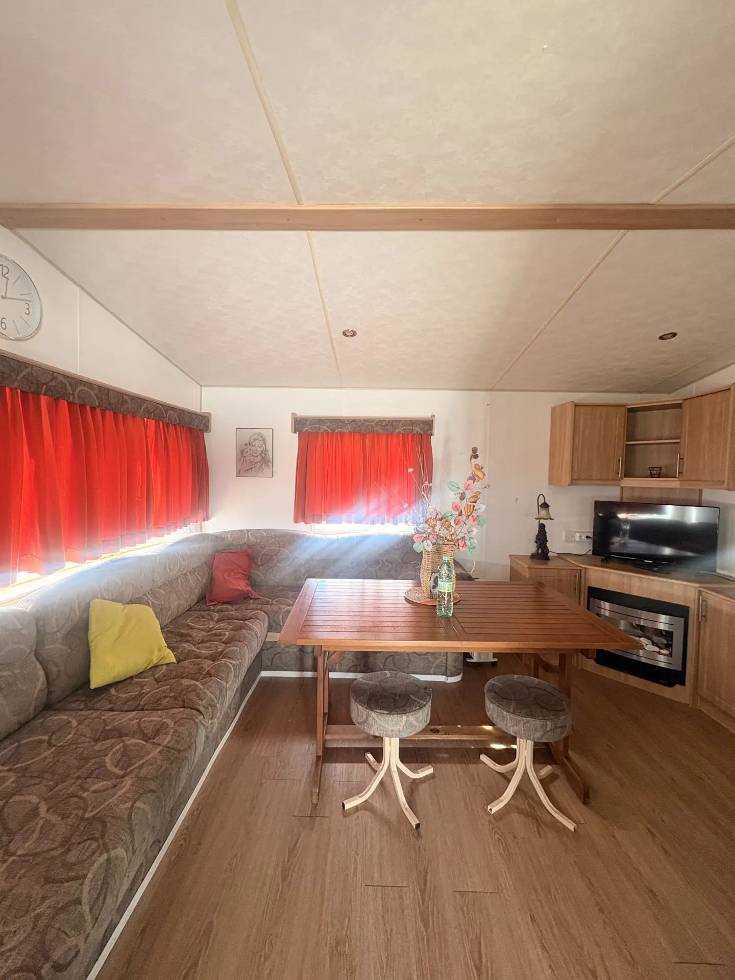 Salón comedor del bungalow 3 habitaciones en Cantabria
