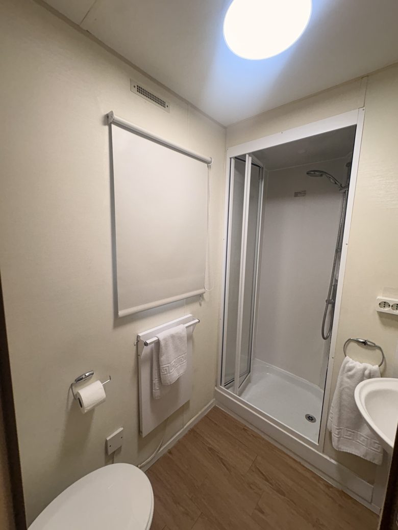 Baño privado del bungalow 3 habitaciones en Cantabria