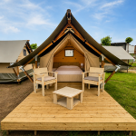 Descubre las ventajas del glamping y por qué cada vez más viajeros eligen esta forma de alojamiento.